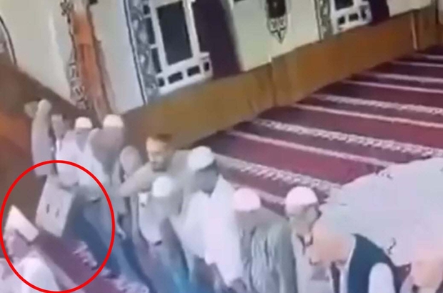 Namaz kıldıran imamın başına tabureyle vurdu; o anlar kamerada