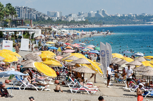 Antalya'da sahillerde hafta sonu yoğunluğu