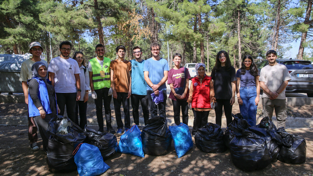 Diyarbakır'da gençler piknik alanında temizlik yaptı