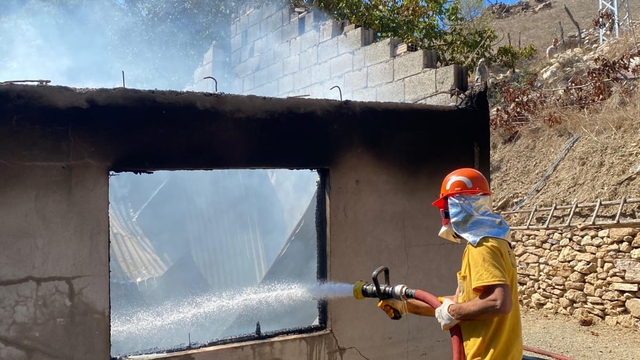 Adana'da evde çıkan yangın ormanlık alana sıçramadan söndürüldü
