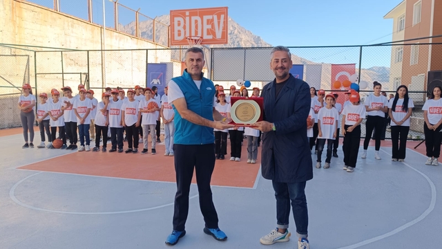 BİDEV'in katkılarıyla Hakkari'de yapılan basketbol sahası açıldı