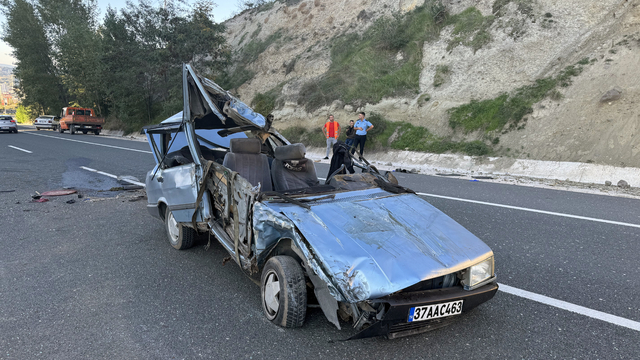 Kastamonu'da iki otomobilin çarpıştığı kazada 3 kişi yaralandı