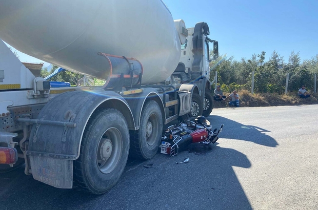 Manisa'da, emniyet şeridinde beton mikserinin çarptığı motosikletli öldü