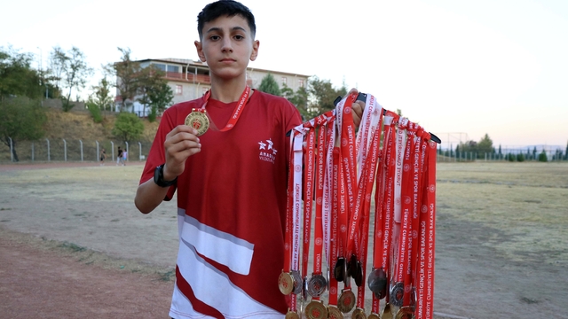 Genç atletten 2 yılda 30 madalya