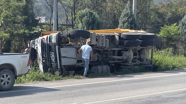Sakarya'da devrilen hafriyat kamyonunun sürücüsü yaralandı