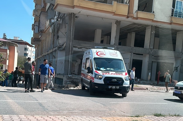 Gaziantep'te depremde zarar gören binanın ikinci katından düşen kişi öldü