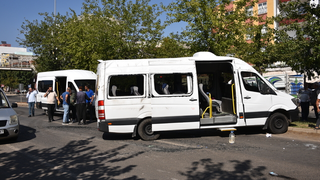 Şanlıurfa'da minibüs ile otomobilin çarpışması sonucu 7 kişi yaralandı