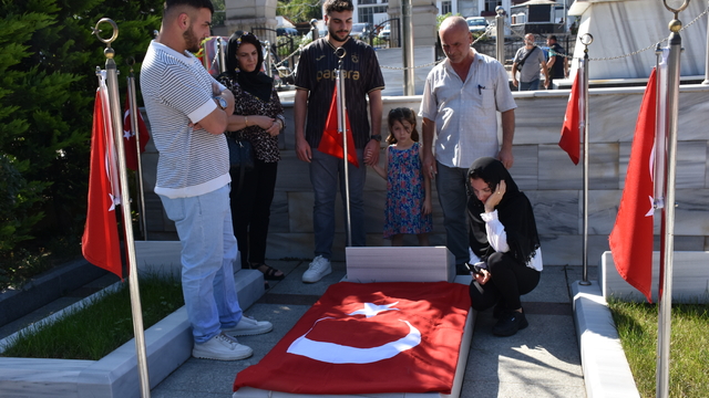 Trabzonlu şehit asteğmen kabri başında anıldı
