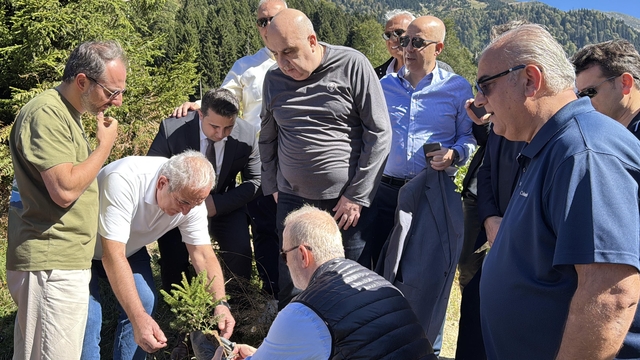 Uluslararası Karadeniz Rize-Ayder Forumu'na katılan heyet, Ayder Yaylası'nda fidan dikti