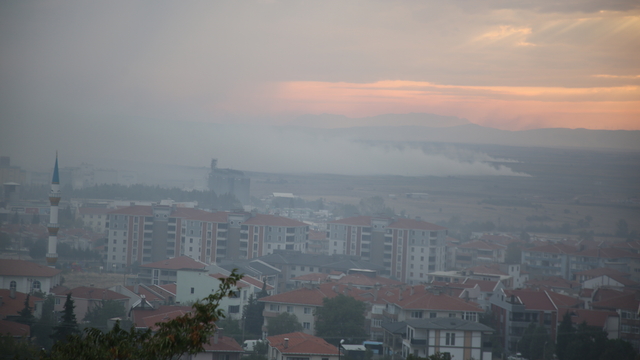 Yakılan anızlar, ilçeyi duman altında bıraktı
