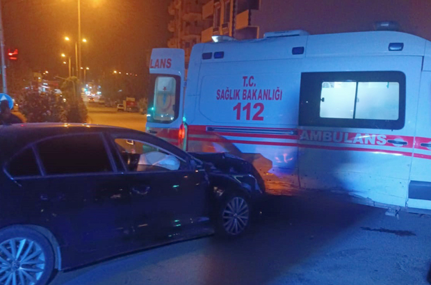 Gaziantep’te, ambulans ile otomobil çarpıştı: 2 yaralı