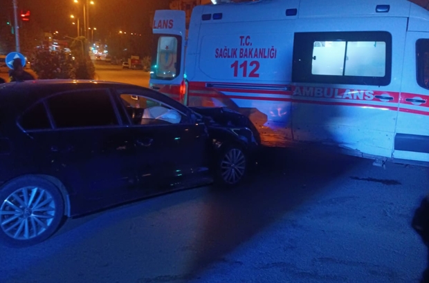 Gaziantep'te ambulansla otomobilin çarpıştığı kazada 2 kişi yaralandı