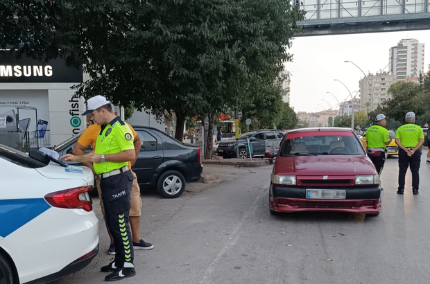 Adana'da yayalara yol vermeyen sürücülere ceza kesildi