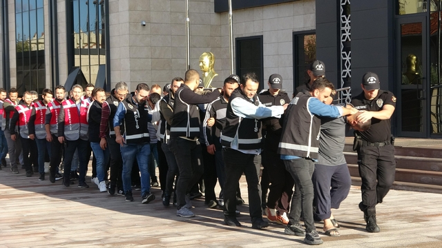 Polis merkezinin önüne taşan tabanca ve bıçaklı kavgada 14 şüpheli adliyede