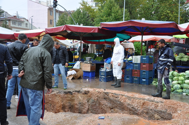 Eskişehir'de pazar kurulan caddede sağanak nedeniyle çöküntü oluştu