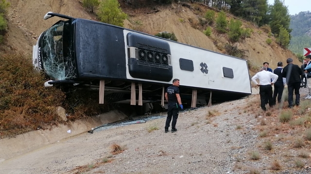Burdur'da yolcu otobüsünün tıra çarpıp şarampole devrildiği kazada 8 kişi yaralandı