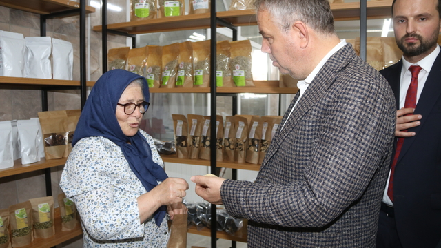 AK Parti Ankara Milletvekili Alparslan Taşova'da kadın kooperatifini ziyaret etti