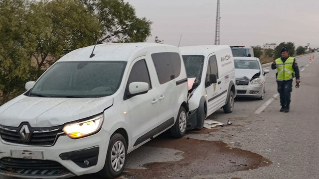 Konya'da toz taşınımı nedeniyle meydana gelen zincirleme kazada 6 kişi yaralandı