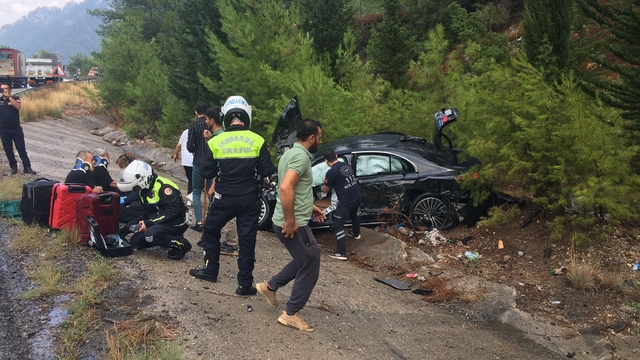 Burdur'da kamyonla çarpışan otomobildeki 3 kişi yaralandı