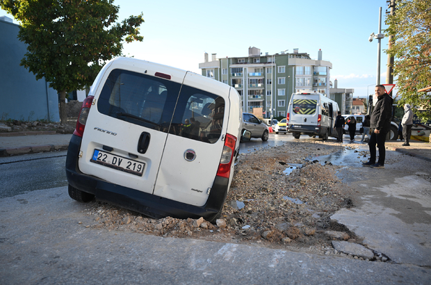 Edirne'de su borusunun patlaması sonucu çukura düşen araç çamura saplandı