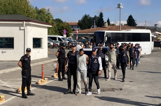 Gaziantep'te uzun namlulu silahlarla görüntülenen şüpheliler adliyede