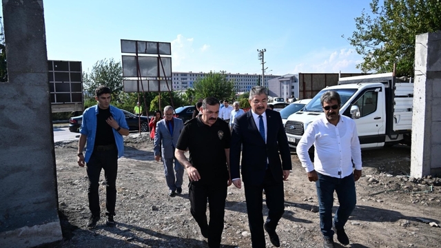Osmaniye Valisi Erdinç Yılmaz inşaatları süren polis merkezlerini inceledi