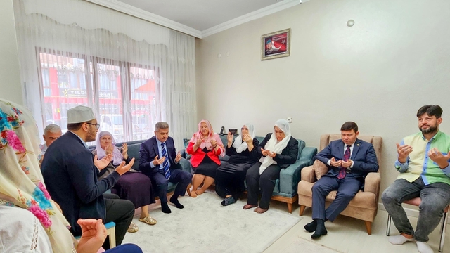 Artvin Valisi Ergün şehit ailesini ziyaret etti