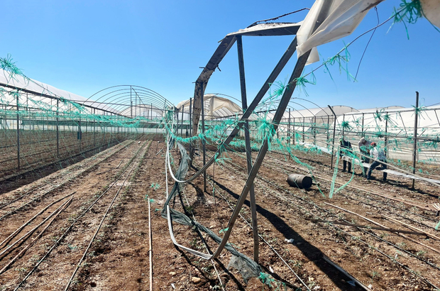 Antalya'da kuvvetli rüzgar ve yağmur, seralara zarar verdi