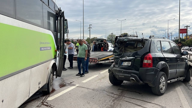Kocaeli'de halk otobüsünün çarptığı cipin sürücüsü yaralandı