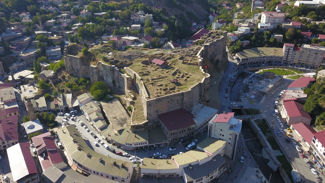 Bitlis Kalesi kazısında 1500'lü yıllara ait su şebekesi bulundu