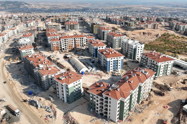 Türkiye'nin en büyük şantiyesinde deprem konutlarının inşası sürüyor