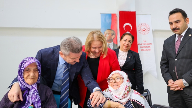 Artvin Valisi Ergün huzurevi sakinlerini ziyaret etti