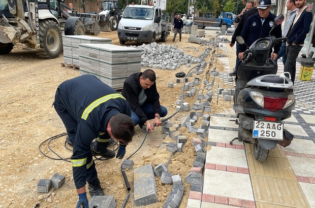 Keşan'da düzenleme yapılan caddede kablolar çalındı, parke taşları tahrip edildi