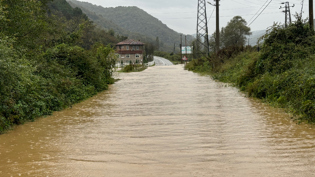 Bartın'da sağanak nedeniyle derenin taşması sonucu kara yolu ulaşıma kapandı