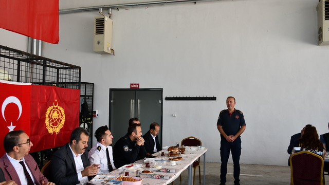 Vezirköprü Kaymakamı Kaya, itfaiyecilerle bir araya geldi