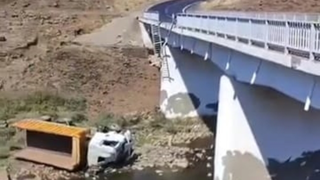 Köprüden düşen kamyonun şoförü ağır yaralandı