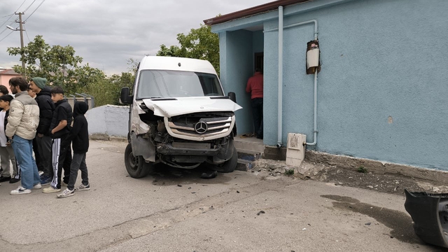 Kocaeli'de kamyonetle çarpışan servis minibüsü evin duvarına çarptı
