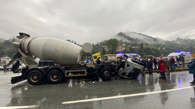 Rize'de kamyon ile çarpışan beton mikserindeki 2 kişi yaralandı