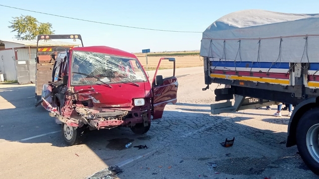 Tekirdağ'da tır ile panelvanın çarpışması sonucu 12 kişi yaralandı