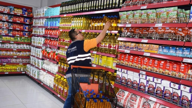 Kayseri'de belediyenin ektiği aspir bitkisinin yağı ihtiyaç sahiplerine dağıtılıyor