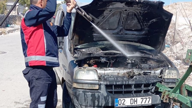 Adıyaman'da kaza yapan hafif ticari araçta yangın çıktı