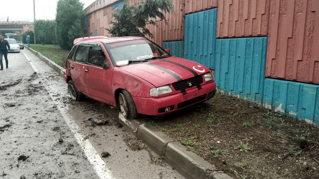 Karabük'te ağaçlara çarpan otomobildeki yolcu yaralandı