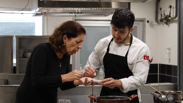 Karabük'te yaşlılar gastronomi öğrencileriyle yemek ve çikolata yaptı