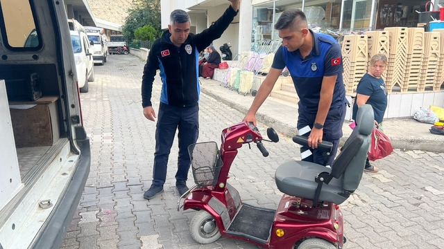 Amasya'da aracının lastiği patlayan engellinin imdadına zabıta yetişti