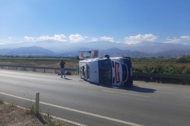 Manisa'da ambulans ile hafif ticari aracın çarpışması kamerada; 3 yaralı