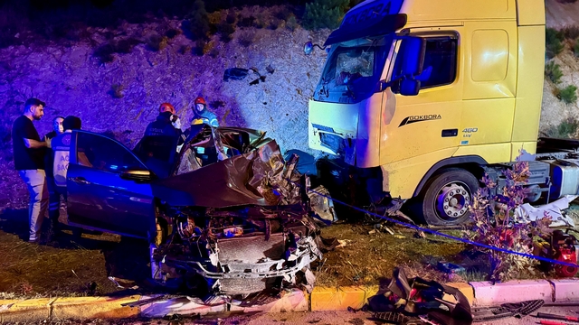 Kocaeli'de tırla çarpışan otomobilin sürücüsü öldü