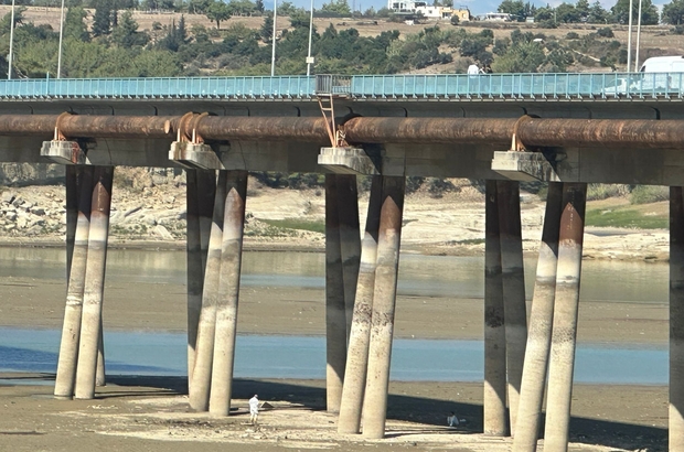 Adana'da suyun çekildiği baraj gölünde el bombası bulundu