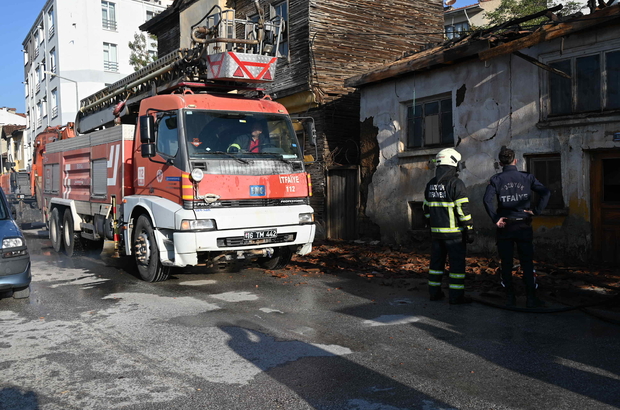 Bozüyük'te metruk binada çıkan yangında söndürüldü