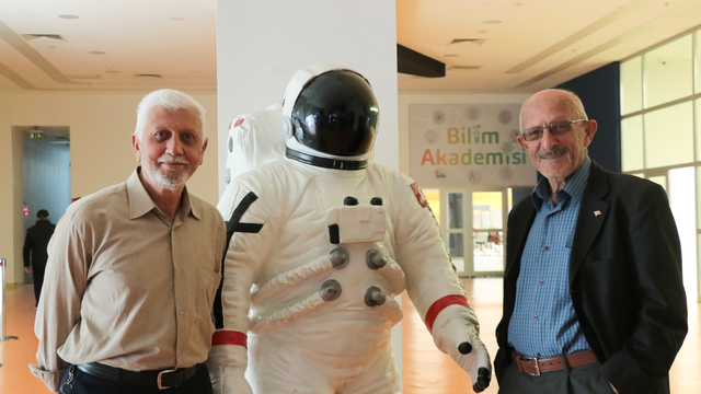 Kayseri'de yaşlılar Bilim Merkezi'nde kolonya yaptı, planetaryumda buzulları inceledi