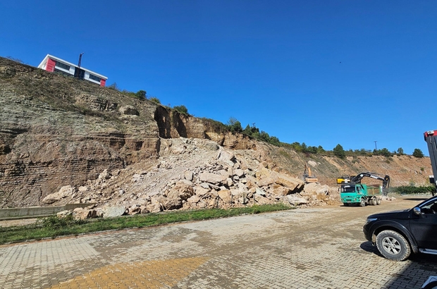 Karadeniz Ereğli'de heyelan nedeniyle kapanan fabrika yolunu açma çalışmaları sürüyor